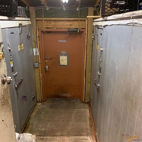 Wooley's Grill & Cellar: 1648 Highway 18 Byp, Hot Springs, SD 57747